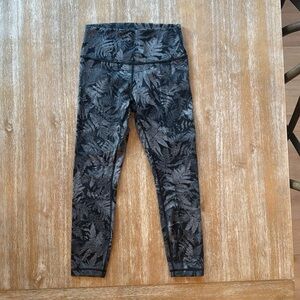 Lululemon Wunder Under 25” Hi Rise Tight in Black/Gray fern print Size 8